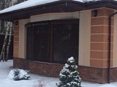 Коричневые роллетные решетки на окнах коттеджа - фото 2, д. Рассказовка