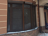 Коричневые роллетные решетки на окнах коттеджа - фото 5, д. Рассказовка