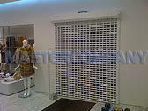 Защитные жалюзи с решеткой в магазине - фото 1